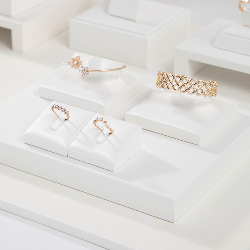 Collana con ciondolo in pelle  - Body Jewelry Display Ideas recensione e prezzo