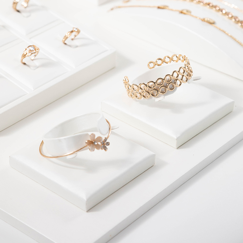 Collana con ciondolo in pelle  - Body Jewelry Display Ideas recensione e prezzo