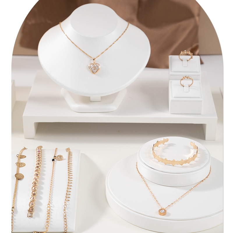 Collana con ciondolo in pelle  - Body Jewelry Display Ideas recensione e prezzo